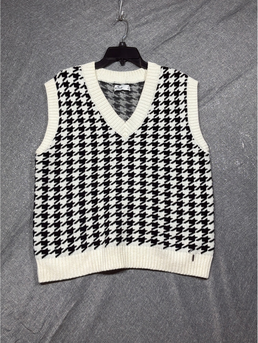 Hollister Women's Black and White Houndstooth V-Neck Sweater Vest Size S